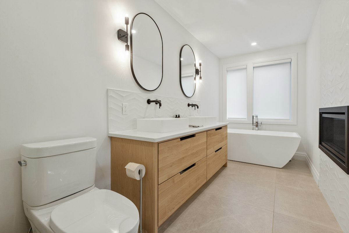 Classic contemporary bathroom